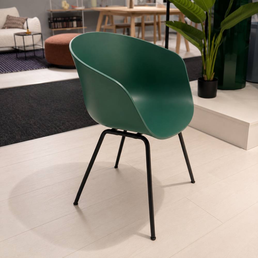 Hay About A Chair AAC26 stoel in Teal Green 2.0 met zwart stalen onderstel – schuin vooraanzicht – toonzaalmodel Sint-Gillis-Waas – Verberckmoes