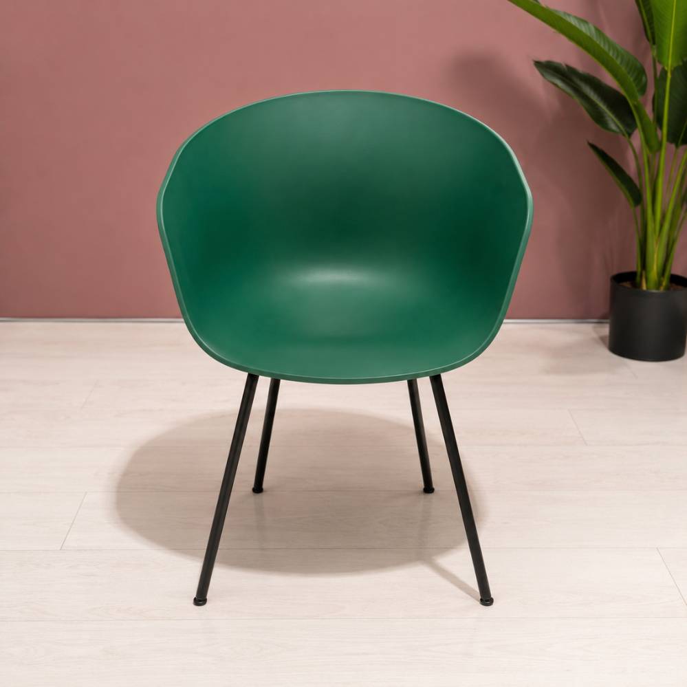 Vooraanzicht van Hay About A Chair AAC26 stoel met Teal Green polypropyleen kuip en zwart stalen onderstel – toonzaalmodel Sint-Gillis-Waas – Verberckmoes