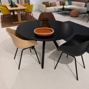 Hay Copenhague CPH20 ronde eettafel van 120 cm in zwart gebeitst eikenhout met designstoelen – toonzaalmodel Sint-Gillis-Waas – Verberckmoes