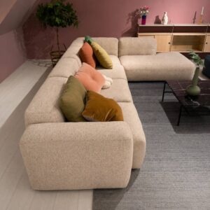 Hay Mags Soft hoeksalon met lounge in Bolgheri LGG60 beige stof – zijaanzicht van de volledige opstelling – toonzaalmodel Sint-Gillis-Waas – Verberckmoes