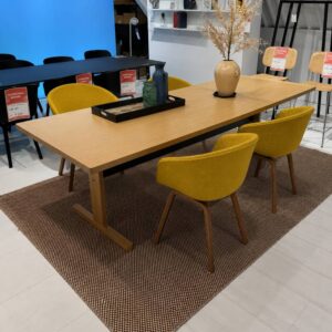 Hay Passerelle eettafel 260 x 95 cm in gelakte eik met zwarte dwarsbalk – driekwart vooraanzicht – toonzaalmodel Sint-Gillis-Waas – Verberckmoes