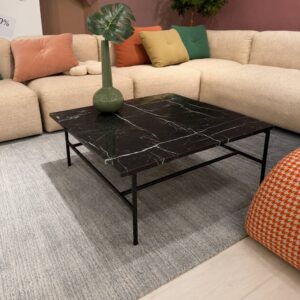 Hay Rebar salontafel met zwart marmeren blad en zwart stalen onderstel – driekwart vooraanzicht – toonzaalmodel Sint-Gillis-Waas – Verberckmoes