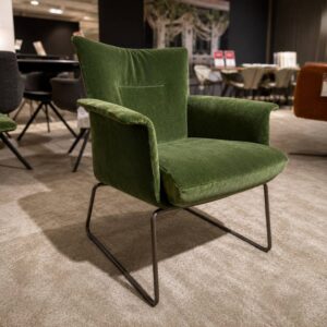 Jori Aida fauteuil in groene Vittoria stof met mat bronzen sledevoet – driekwart vooraanzicht – toonzaalmodel Sint-Gillis-Waas – Verberckmoes