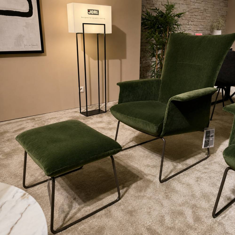 Jori Aida loungezetel met hoge rug en groene stoffering inclusief poef – vooraanzicht – toonzaalmodel Sint-Gillis-Waas – Verberckmoes