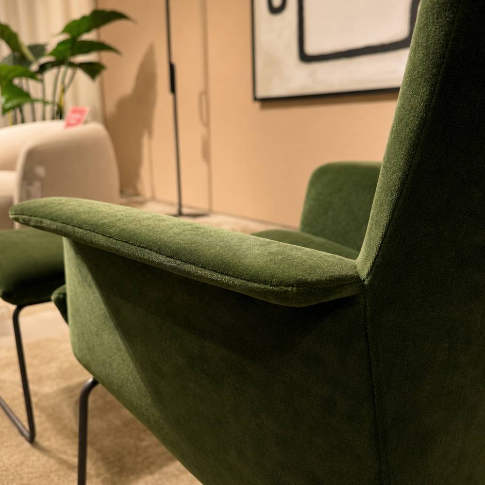 Jori Aida zetel met hoge rugleuning in groene Vittoria bekleding – achteraanzicht – toonzaalmodel Sint-Gillis-Waas – Verberckmoes