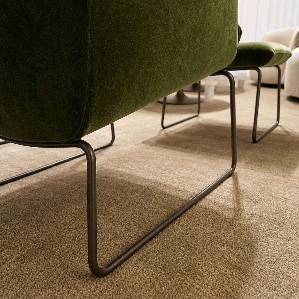 Detail van de mat bronzen sledevoet en groene Vittoria bekleding van de Jori Aida zetel – toonzaalmodel Sint-Gillis-Waas – Verberckmoes
