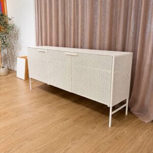 Kristina Dam Grid Sideboard in beige powder-coated steel – driekwart vooraanzicht van het design sideboard – toonzaalmodel Sint-Gillis-Waas – Verberckmoes