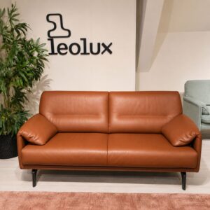 Leolux Bora Balanza 2,5-zit hoog in Raffino 266 Kodiak leder met Nuit Silk onderstel en hoge rugleuning als toonzaalmodel bij Verberckmoes Sint-Gillis-Waas