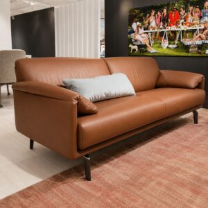 Leolux Bora Balanza 3-zit laag in Raffino 266 Kodiak leder met Nuit Silk onderstel en verfijnd zitcomfort als toonzaalmodel bij Verberckmoes Sint-Gillis-Waas