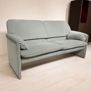 Leolux Bora Bèta 2-zit hoog in Spazio 614 Light Blue met hoge rugleuning, comfortabele armkussens en verfijnd design als toonzaalmodel bij Verberckmoes Sint-Gillis-Waas