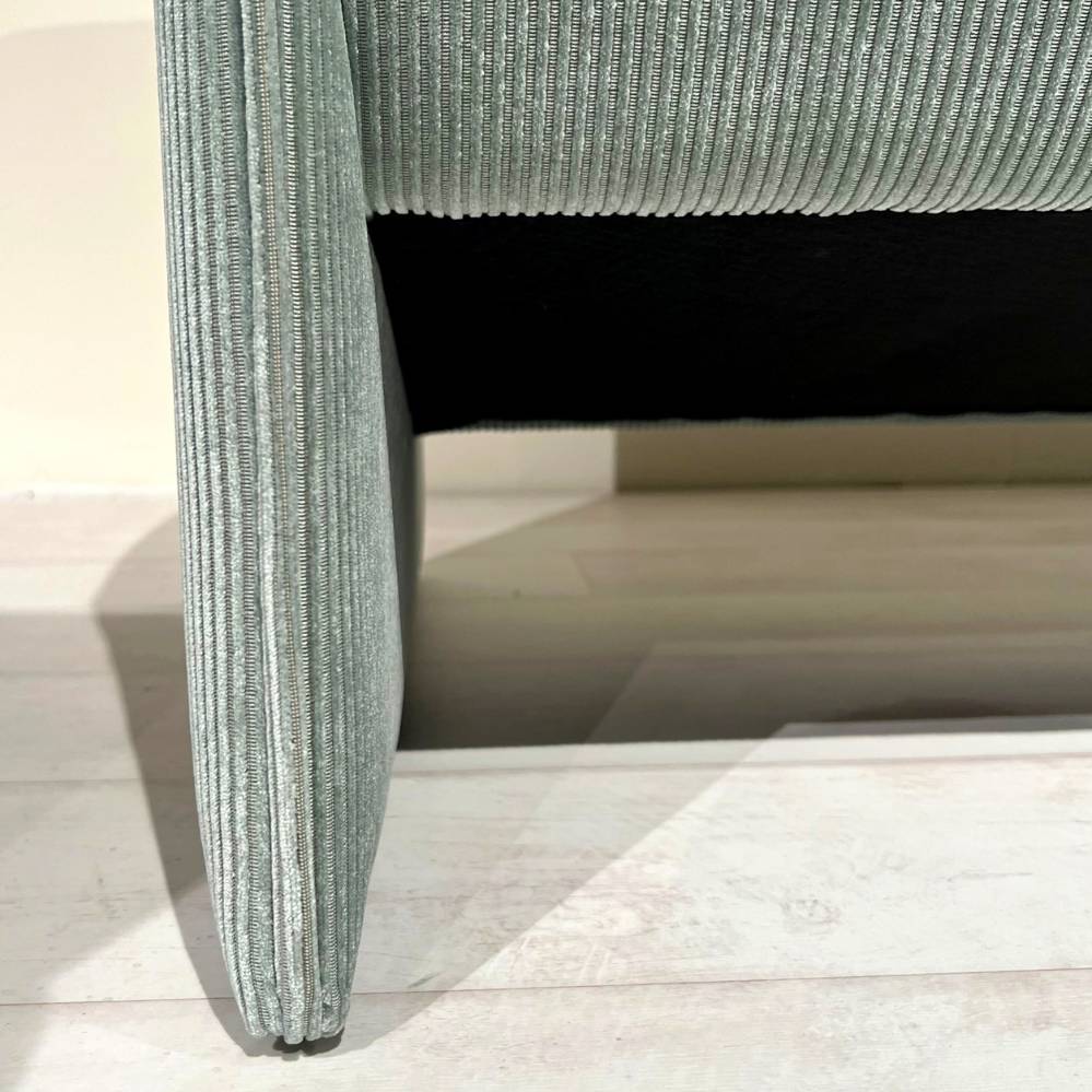 Detail van onderstel en ribstof bekleding van Leolux Bora Bèta 2-zit hoog in stof Spazio 614 Light Blue bij Verberckmoes Sint-Gillis-Waas