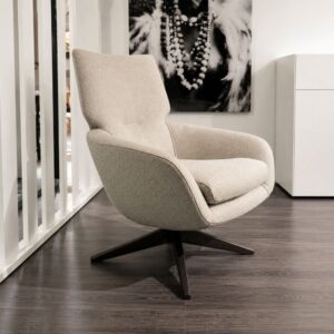 Leolux Lloyd fauteuil in stof Loft Langsat 200 met eiken draaivoet Night Mat en comfortabel zitcomfort als toonzaalmodel bij Verberckmoes Sint-Gillis-Waas