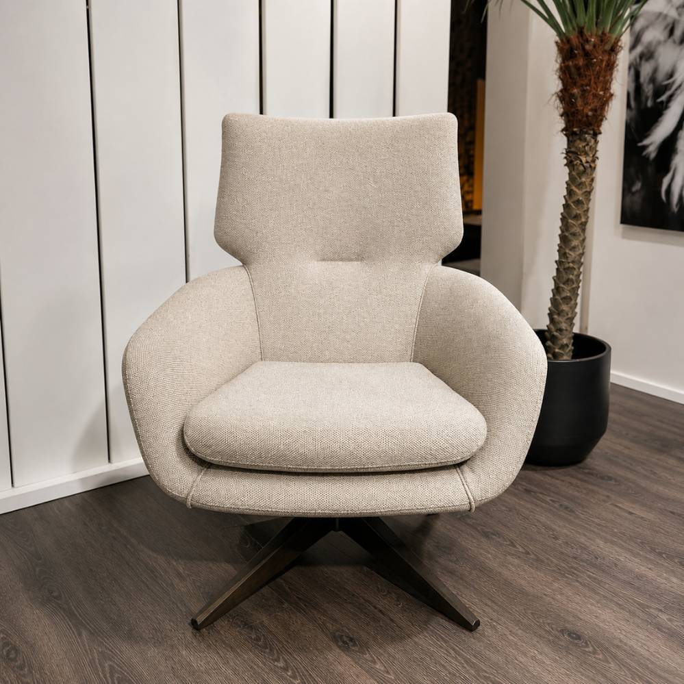 Leolux Lloyd fauteuil in stof Loft Langsat 200 met draaivoet in eiken Night Mat toonzaalmodel bij Verberckmoes Sint-Gillis-Waas