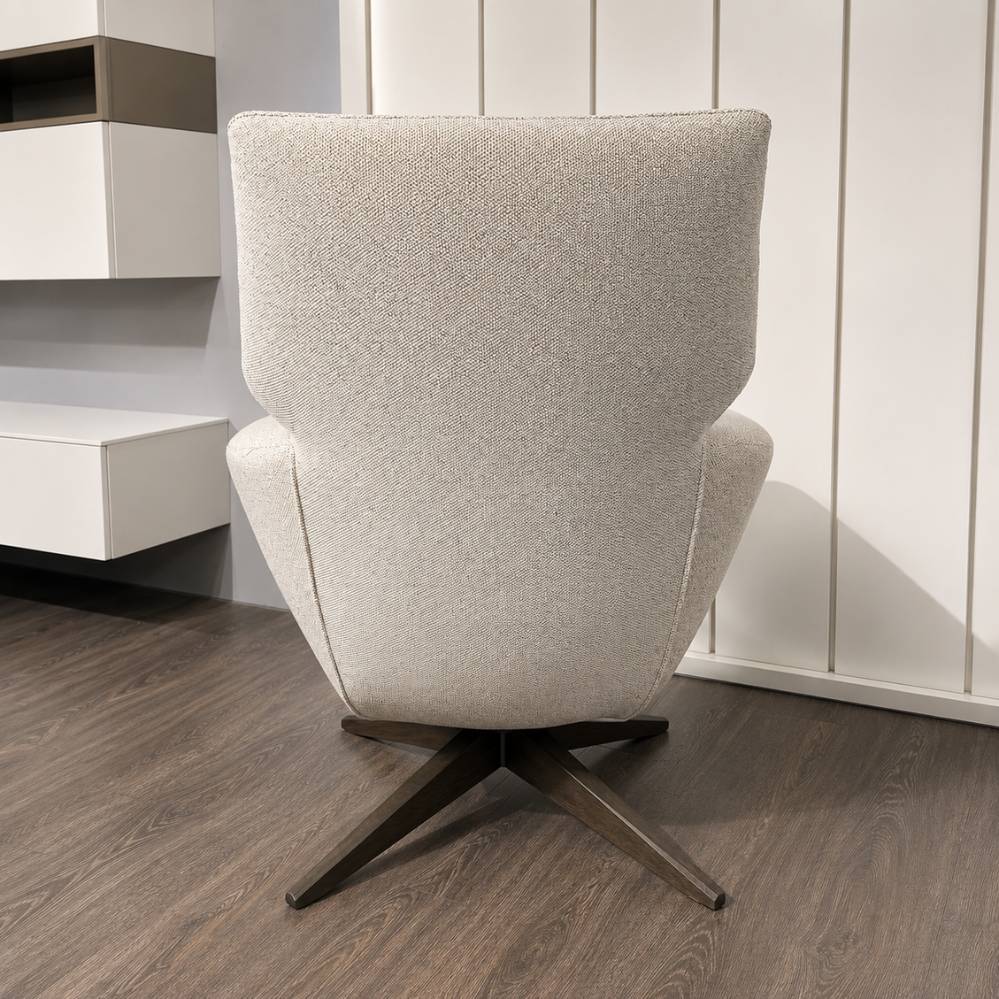 Achterzijde van Leolux Lloyd fauteuil in stof Loft Langsat 200 met eiken Night Mat draaivoet bij Verberckmoes Sint-Gillis-Waas