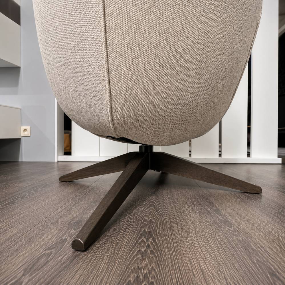 Detail van de eiken Night Mat stervoet van de Leolux Lloyd fauteuil toonzaalmodel bij Verberckmoes Sint-Gillis-Waas
