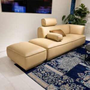Leolux Loya divan Large met poef, hoofdsteun en armrol in leder Senso 7200 Sahel als toonzaalmodel bij Verberckmoes Sint-Gillis-Waas