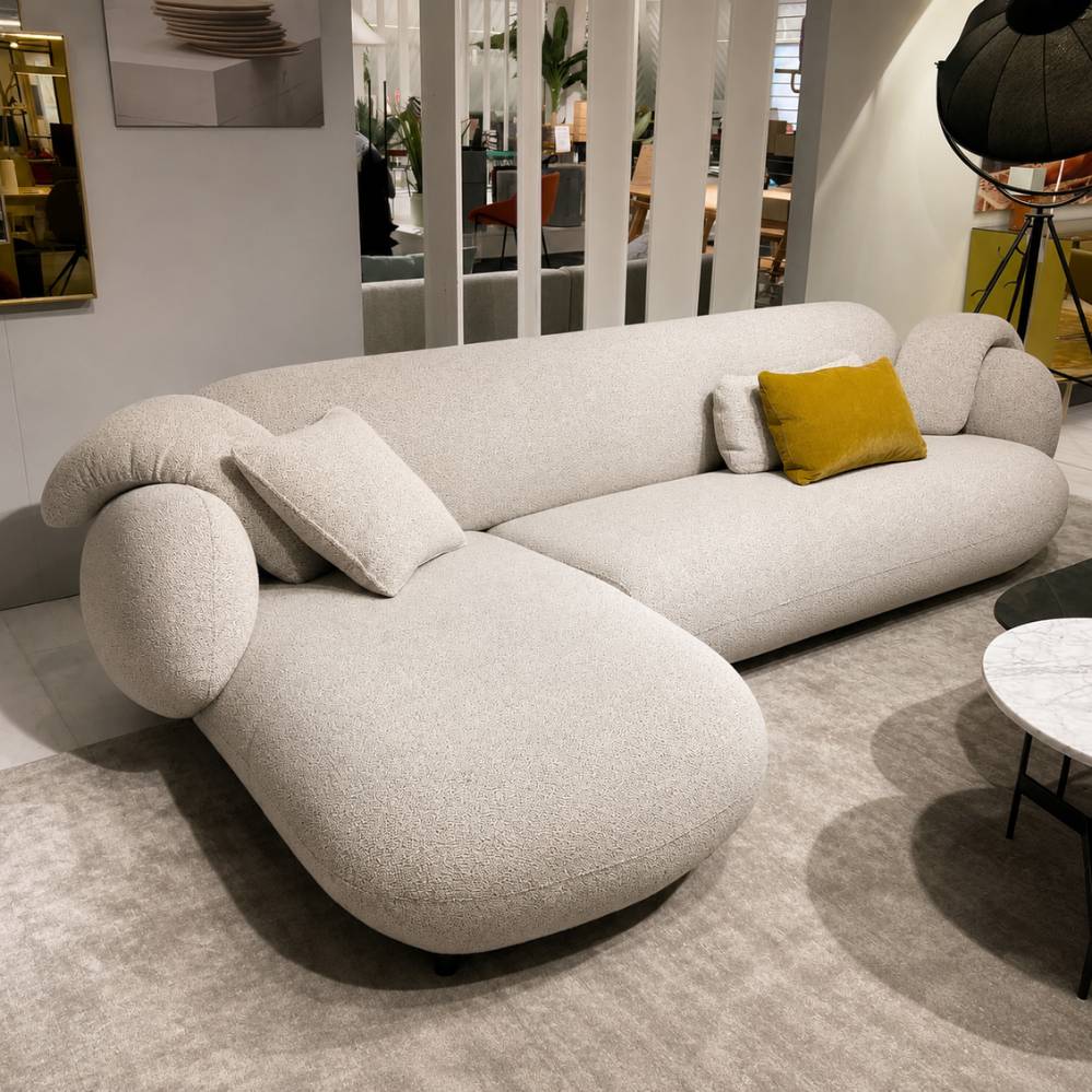 Leolux Pulla designsofa met organische ligmodule in lichte boucléstof, gefotografeerd in de Leolux-studio van Verberckmoes Sint-Gillis-Waas.