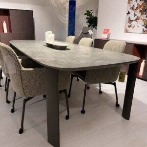 Leolux Tico eetkamertafel van 260 x 110 cm met keramisch blad Gris du Gent en onderstel in Iridium Matt als toonzaalmodel bij Verberckmoes Sint-Gillis-Waas.