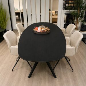 Mobitec Mood #95 armstoel set van 4 met Berry Sand bekleding rond zwarte eettafel toonzaalmodel Verberckmoes Sint-Gillis-Waas