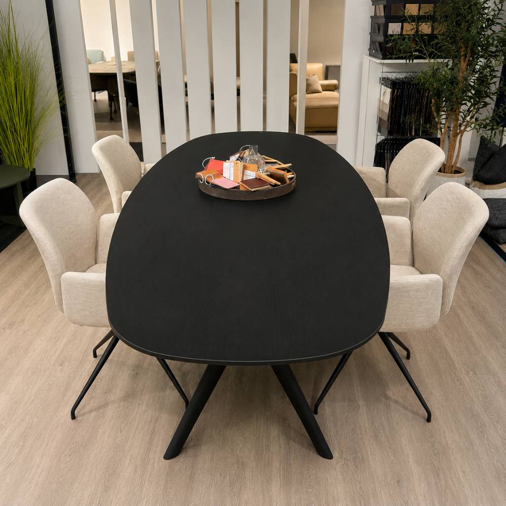Mobitec Mood #95 armstoel set van 4 met Berry Sand bekleding rond zwarte eettafel toonzaalmodel Verberckmoes Sint-Gillis-Waas