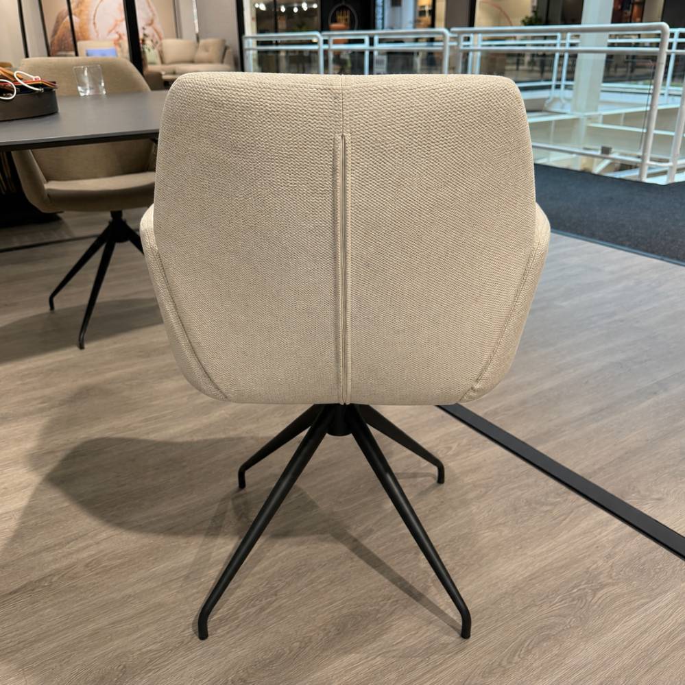 Mobitec Mood #95 armstoel achteraanzicht met Berry Sand bekleding en zwarte metalen draaipoot toonzaalmodel Verberckmoes Sint-Gillis-Waas