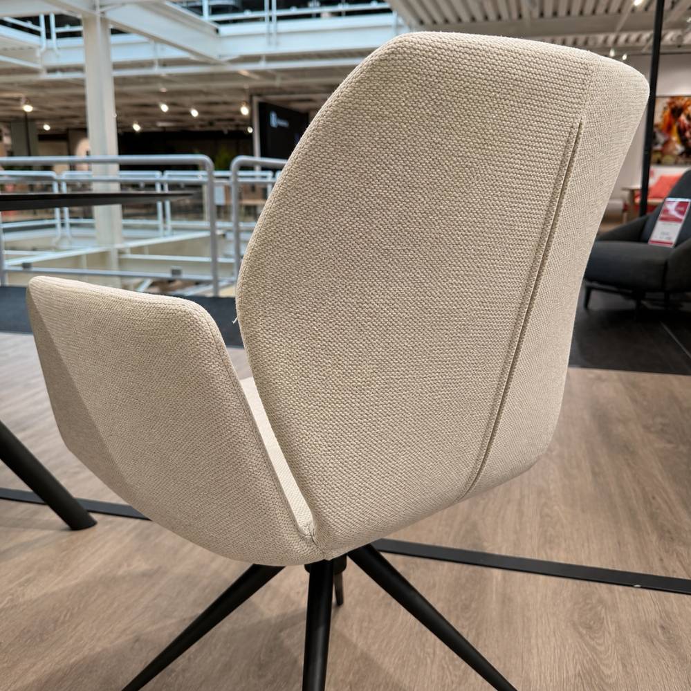 Mobitec Mood #95 armstoel detail van rugleuning en armleuningen in Berry Sand stof toonzaalmodel Verberckmoes Sint-Gillis-Waas