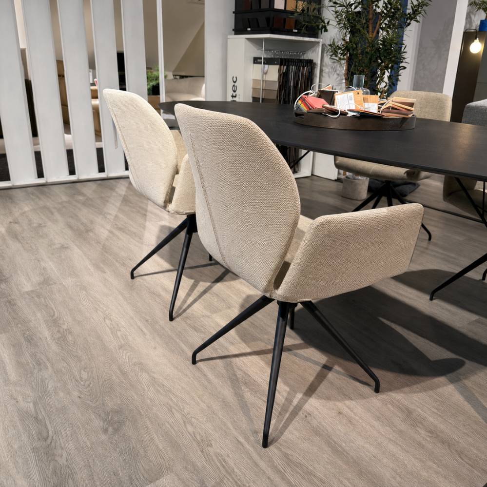 Mobitec Mood #95 armstoelen met Berry Sand bekleding rond zwarte design eettafel toonzaalmodel Verberckmoes Sint-Gillis-Waas