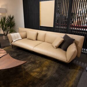 Molinari Design Dakota sofa 260 in leder Kahos Mouton met sierkussens toonzaalmodel Verberckmoes Sint-Gillis-Waas