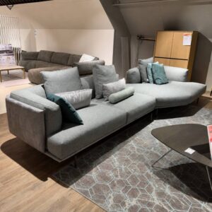 Papadatos Balthazar hoeksalon met daybed in stof Brera M06 toonzaalmodel Verberckmoes Sint-Gillis-Waas
