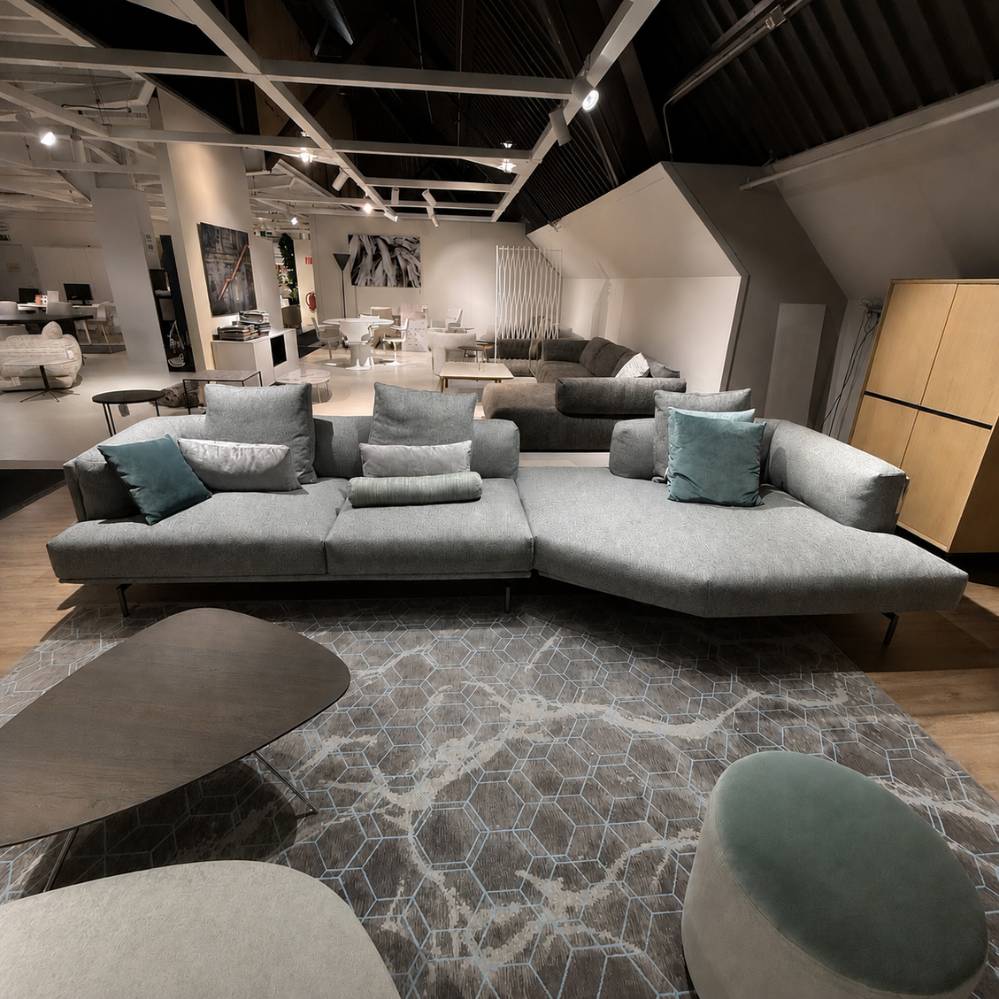 Papadatos Balthazar hoeksalon met daybed vooraanzicht in stof Brera M06 toonzaalmodel Verberckmoes Sint-Gillis-Waas