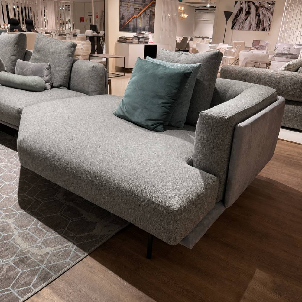 Papadatos Balthazar daybed rechts in stof Brera M06 met sierkussens toonzaalmodel Verberckmoes Sint-Gillis-Waas