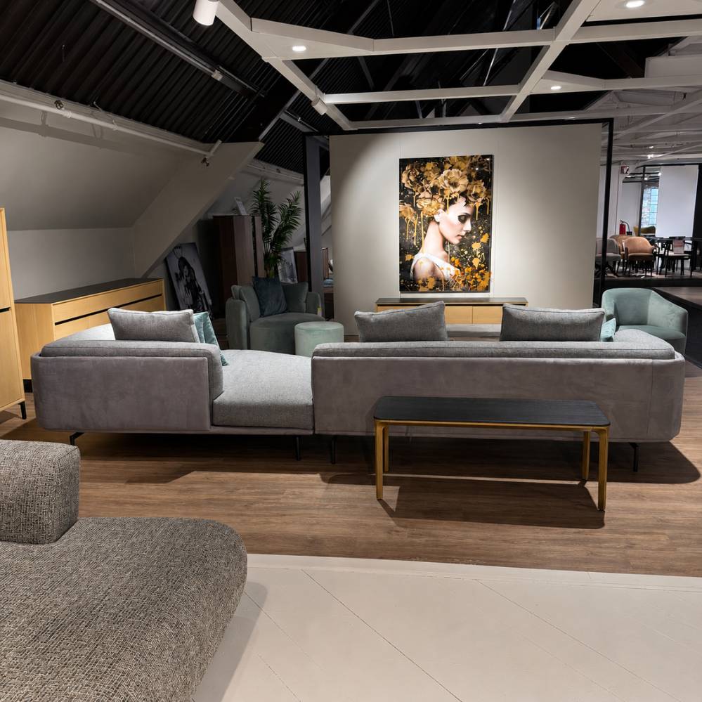 Papadatos Balthazar hoeksalon rugaanzicht met daybed en brown finish poten toonzaalmodel Verberckmoes Sint-Gillis-Waas