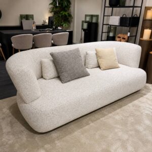 Passe Partout Altina 3-zit sofa in Berber Ecru stof – vooraanzicht van de bank met lendekussens – toonzaalmodel Sint-Gillis-Waas – Verberckmoes