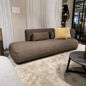 Passe Partout Altina Chill Small met arm rechts in stof 1783 – vooraanzicht van de volledige lounge-opstelling met lendekussens – toonzaalmodel Sint-Gillis-Waas – Verberckmoes