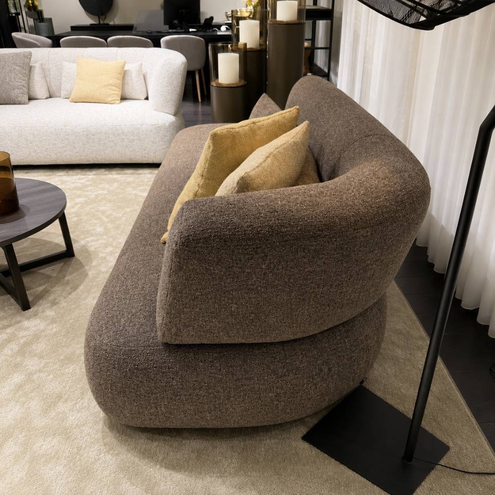 Passe Partout Altina Chill Small met afgeronde rug- en armleuning – zijaanzicht van de loungebank in stof 1783 – toonzaalmodel Sint-Gillis-Waas – Verberckmoes
