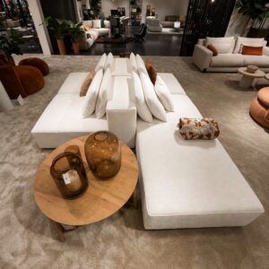 Passe Partout Blocco modulaire lounge-opstelling in Dolly Snowwhite 1770 met dubbelzijdige zitopstelling en organisch design als toonzaalmodel bij Verberckmoes