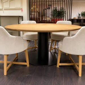 Passe Partout Buddha ronde eetkamertafel in eik Tobacco 20 met zwart metalen onderstel toonzaalmodel Sint-Gillis-Waas Verberckmoes