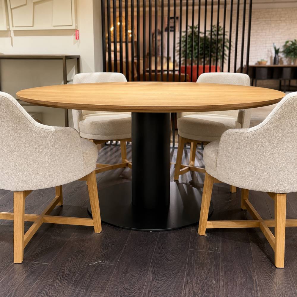 Passe Partout Buddha ronde eetkamertafel in eik Tobacco 20 met zwart metalen onderstel toonzaalmodel Sint-Gillis-Waas Verberckmoes