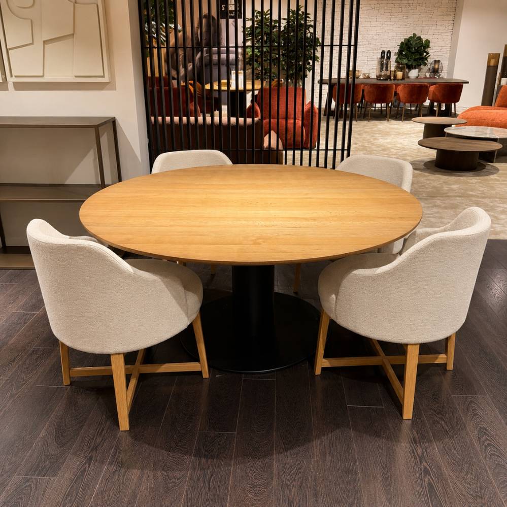 Frontaanzicht van Passe Partout Buddha ronde eetkamertafel in eik Tobacco 20 toonzaalmodel Sint-Gillis-Waas Verberckmoes