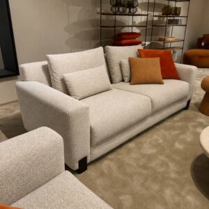 Passe Partout Donny 2-zit sofa in Gravel Café Latte stof – vooraanzicht van de complete opstelling – toonzaalmodel Sint-Gillis-Waas – Verberckmoes