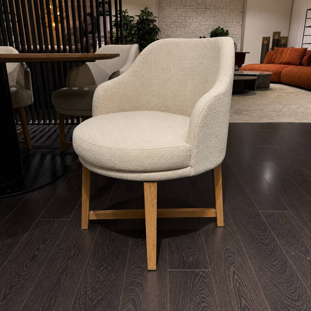 Vooraanzicht van Passe Partout Lima dining chair in Shaggy Combi Eggshell 4180 toonzaalmodel Sint-Gillis-Waas Verberckmoes