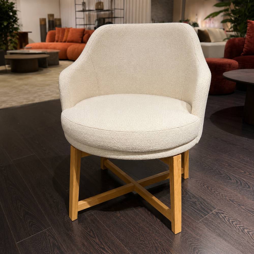 Perspectiefbeeld van Passe Partout Lima dining chair met afgeronde armleuningen en eiken onderstel toonzaalmodel Sint-Gillis-Waas Verberckmoes