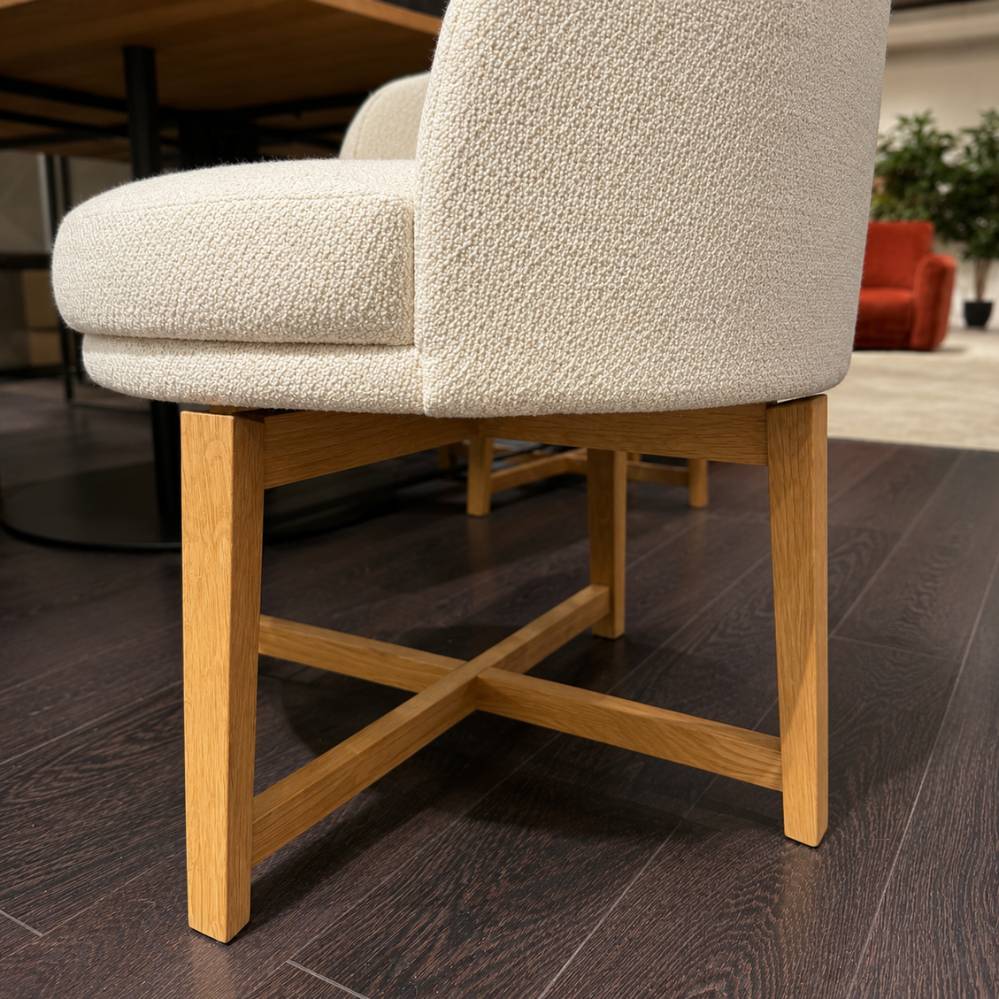 Detail van de eiken poten en Shaggy Combi Eggshell bekleding van Passe Partout Lima dining chair toonzaalmodel Sint-Gillis-Waas Verberckmoes