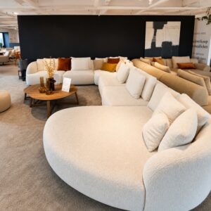 Passe Partout Medusa modulaire hoekopstelling in Dolly Snowwhite 1770 met organische vormen en royaal loungecomfort als toonzaalmodel bij Verberckmoes