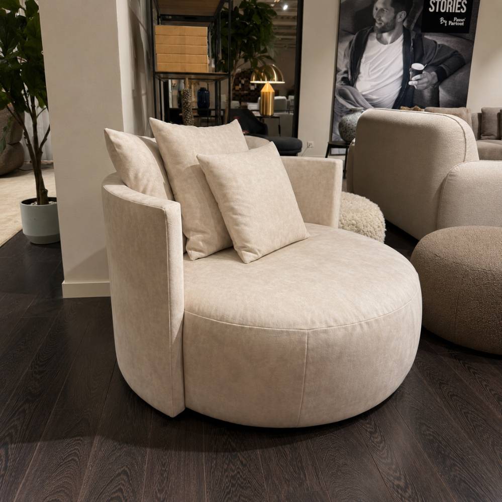 Passe Partout Pastille Lounge fauteuil met vier sierkussens in Vintage Velvet Natuur – driekwartaanzicht – toonzaalmodel Sint-Gillis-Waas – Verberckmoes