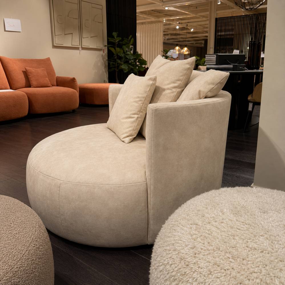 Passe Partout Pastille Lounge fauteuil met organische rondingen en ruime zitting – zijaanzicht – toonzaalmodel Sint-Gillis-Waas – Verberckmoes