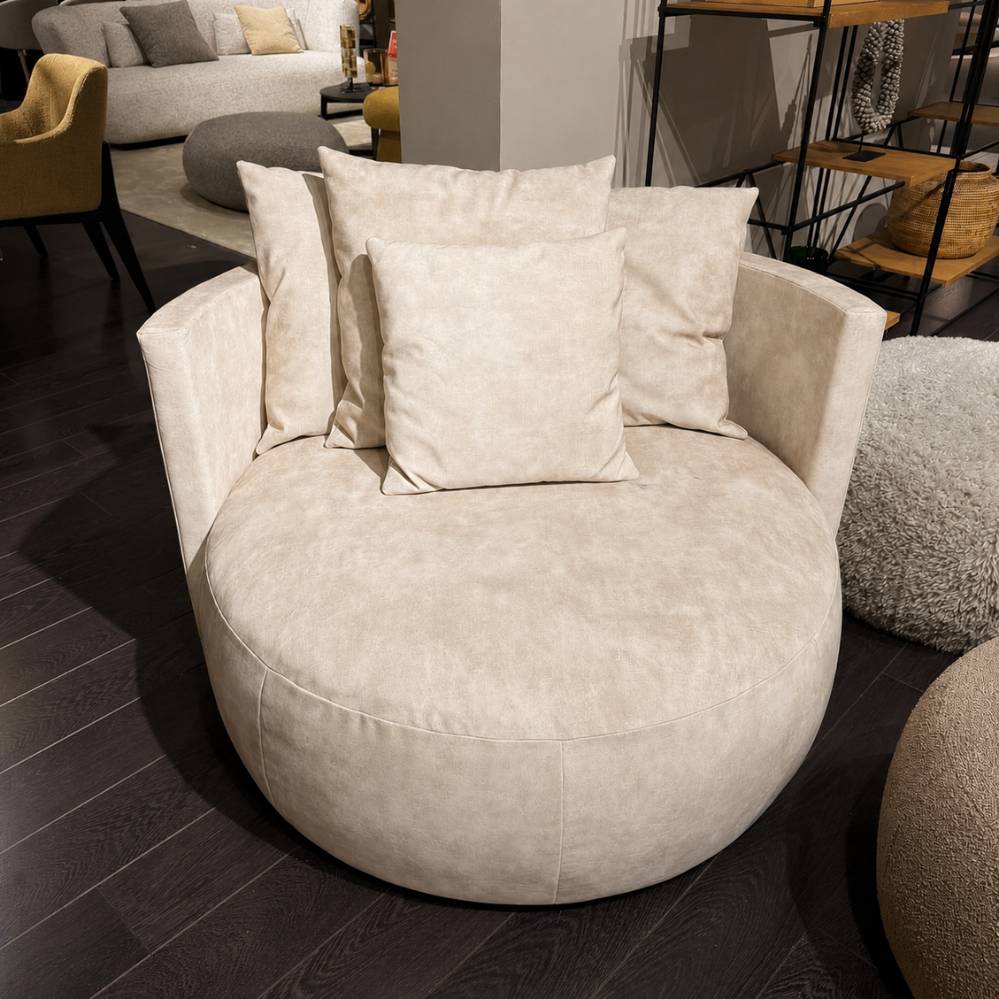 Passe Partout Pastille Lounge fauteuil 110 cm in Vintage Velvet Natuur met ravenkleurige kussens – vooraanzicht – toonzaalmodel Sint-Gillis-Waas – Verberckmoes