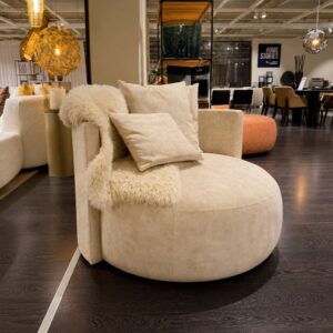Passe Partout Pastille Lounge fauteuil met vier sierkussens in Vintage Velvet Natuur – driekwartaanzicht – toonzaalmodel Sint-Gillis-Waas – Verberckmoes
