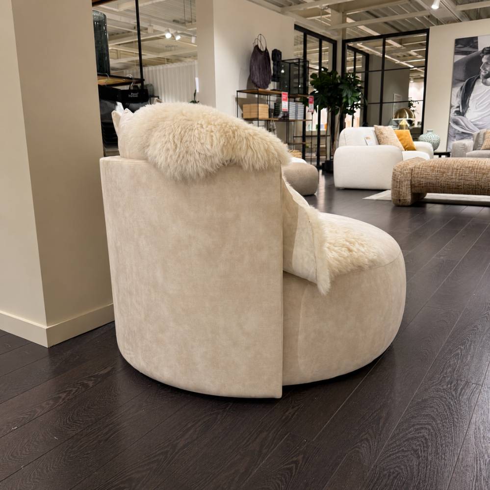Passe Partout Pastille Lounge fauteuil met organische rondingen en ruime zitting – achteraanzicht – toonzaalmodel Sint-Gillis-Waas – Verberckmoes