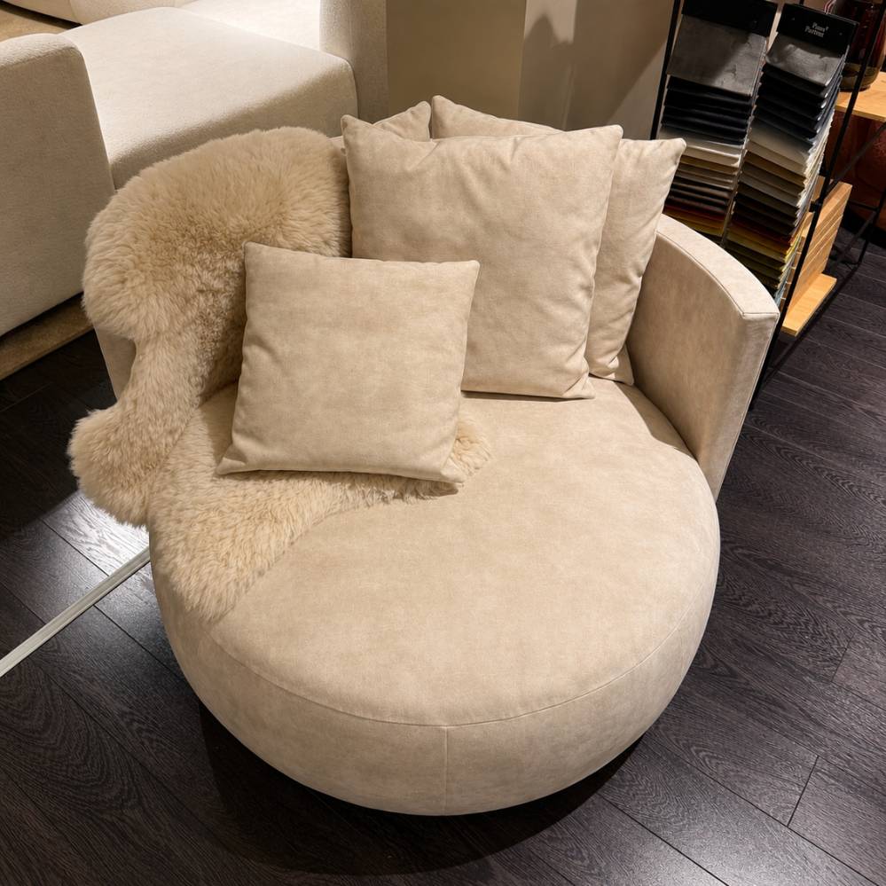 Passe Partout Pastille Lounge fauteuil 110 cm in Vintage Velvet Natuur met ravenkleurige kussens – vooraanzicht – toonzaalmodel Sint-Gillis-Waas – Verberckmoes